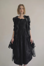 手作多層次蕾絲外罩洋裝，日本蕾絲層疊手工製作，展現多變精緻工藝層次。