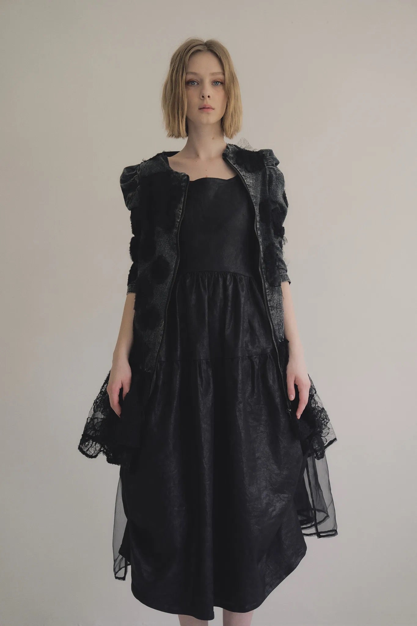 手作多層次蕾絲外罩洋裝，日本蕾絲層疊手工製作，展現多變精緻工藝層次。