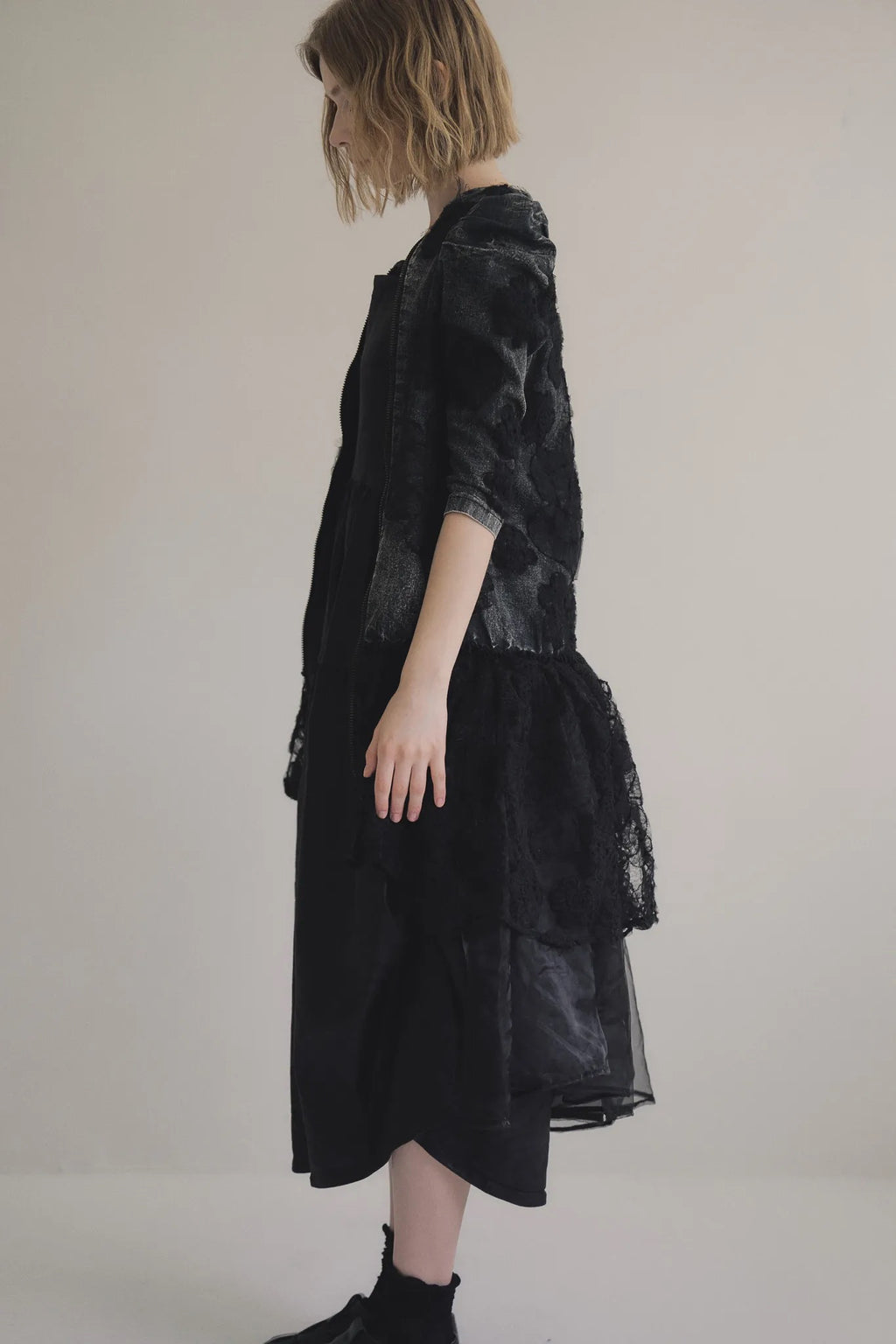 手作多層次蕾絲外罩洋裝，日本蕾絲層疊手工製作，展現多變精緻工藝層次。