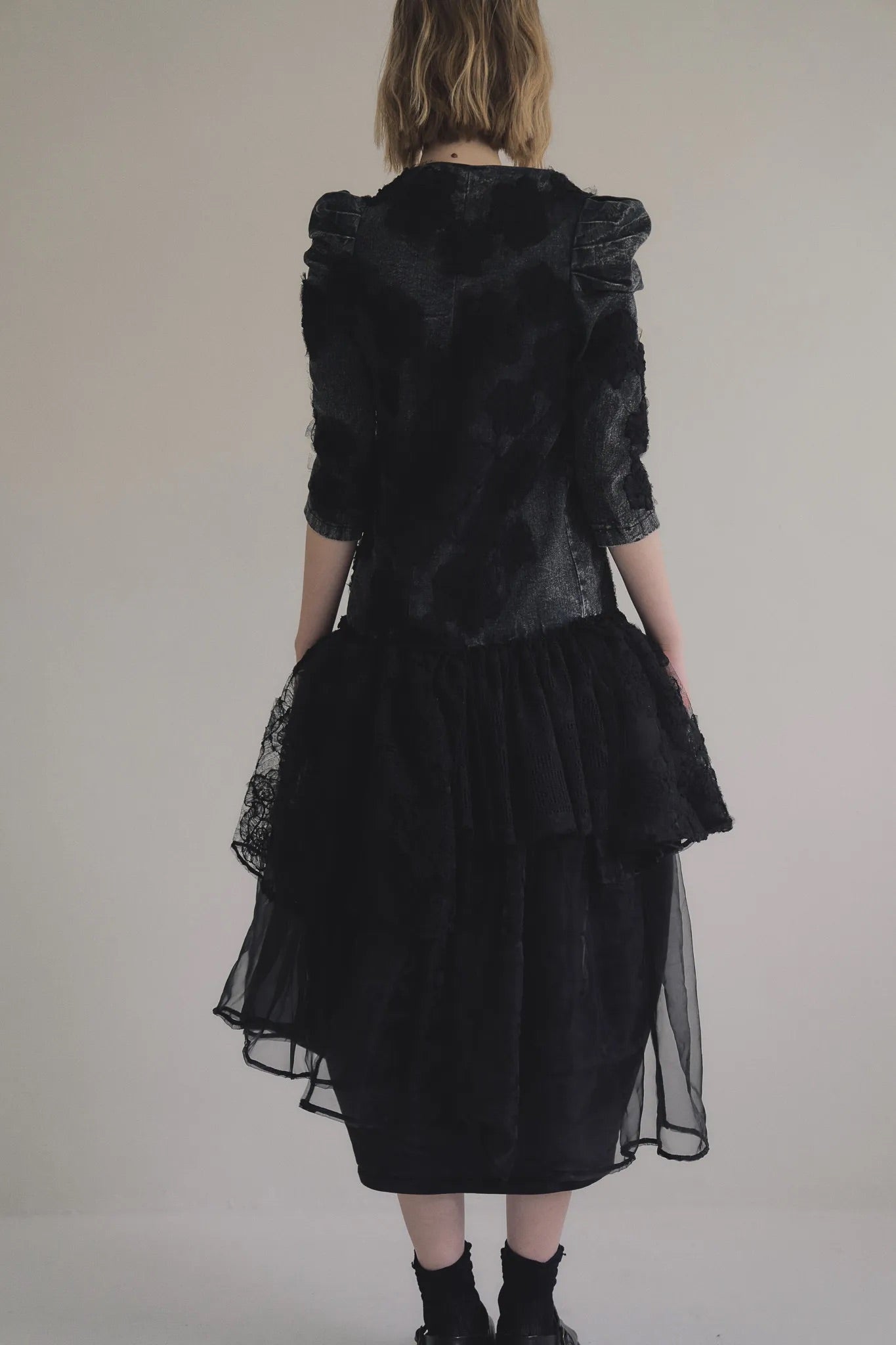 手作多層次蕾絲外罩洋裝，日本蕾絲層疊手工製作，展現多變精緻工藝層次。