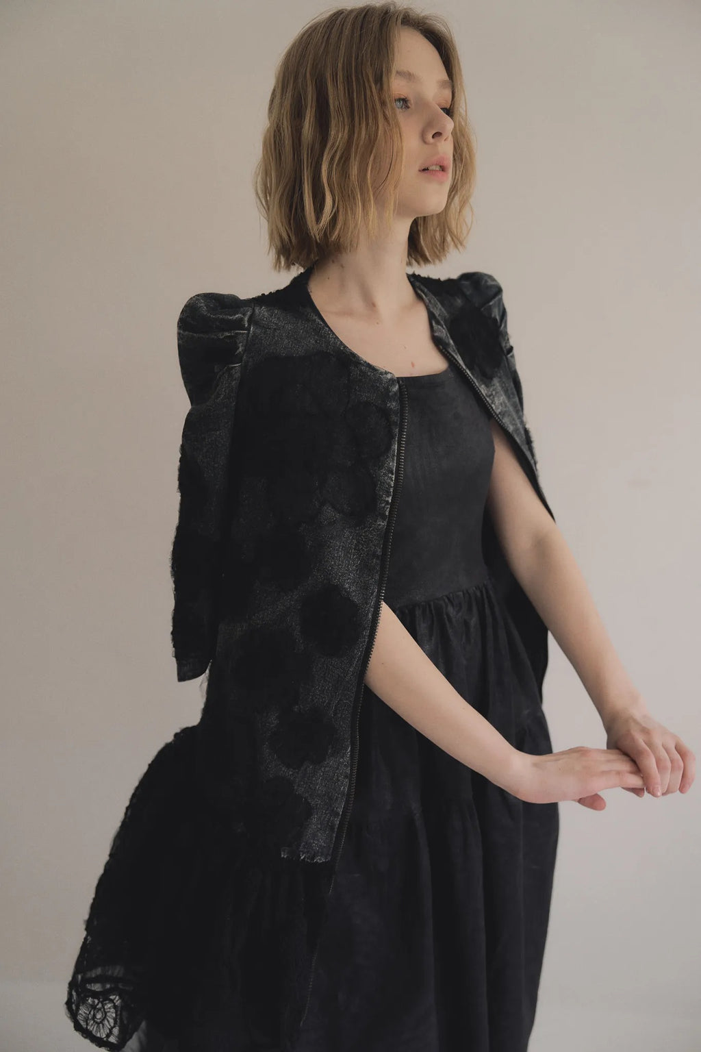 手作多層次蕾絲外罩洋裝，日本蕾絲層疊手工製作，展現多變精緻工藝層次。