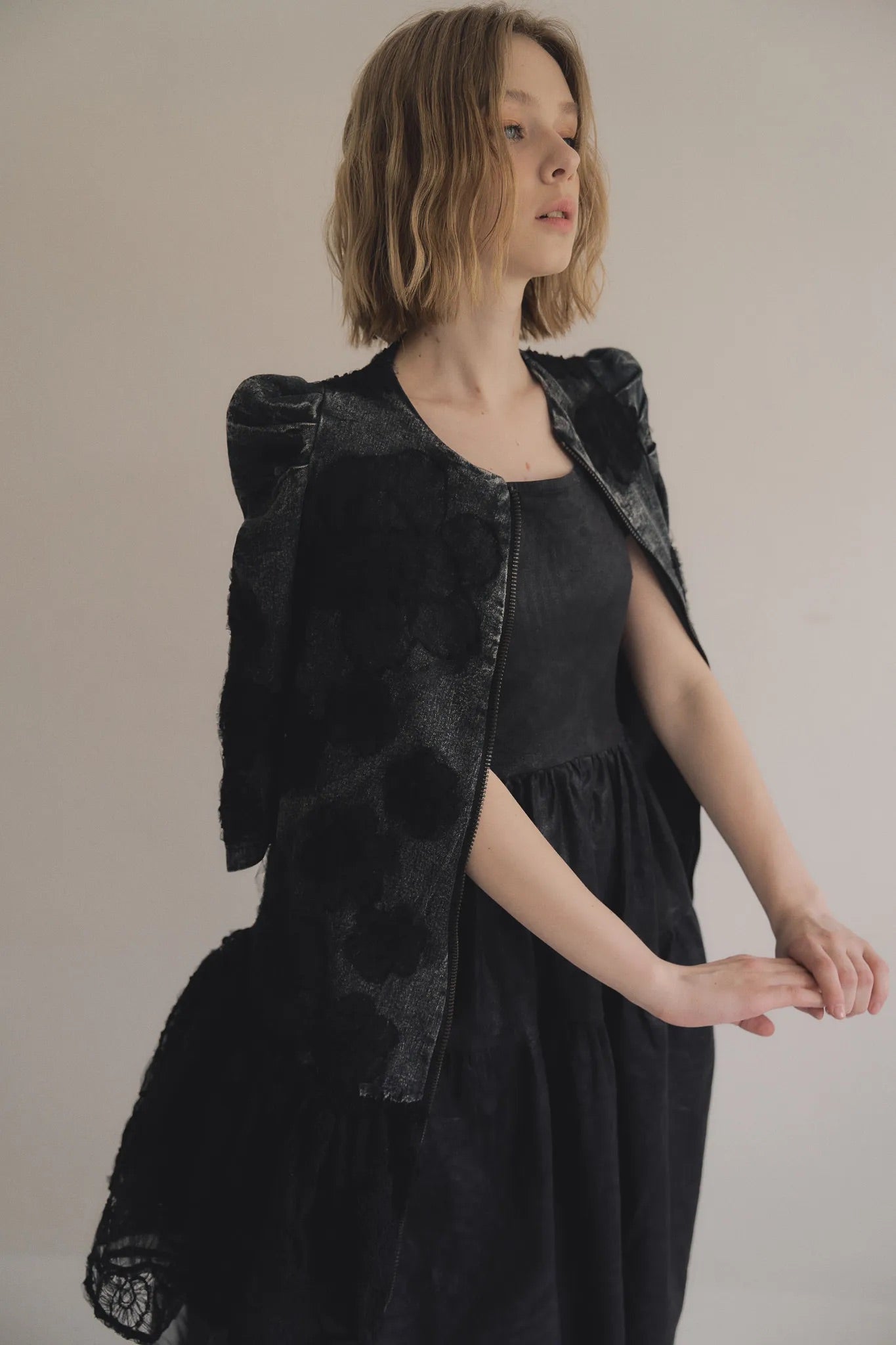 手作多層次蕾絲外罩洋裝，日本蕾絲層疊手工製作，展現多變精緻工藝層次。