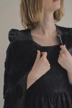 手作多層次蕾絲外罩洋裝，日本蕾絲層疊手工製作，展現多變精緻工藝層次。