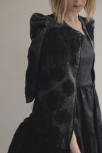 手作多層次蕾絲外罩洋裝，日本蕾絲層疊手工製作，展現多變精緻工藝層次。