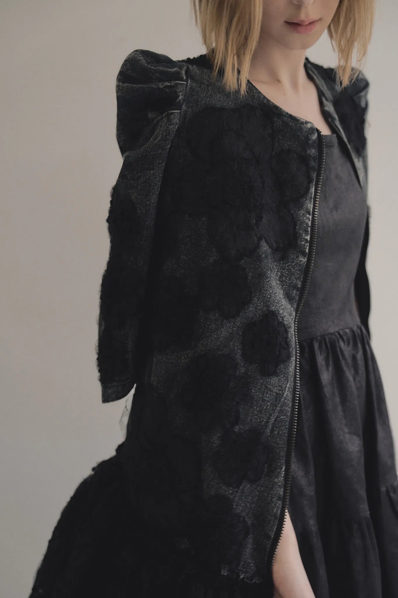 手作多層次蕾絲外罩洋裝，日本蕾絲層疊手工製作，展現多變精緻工藝層次。