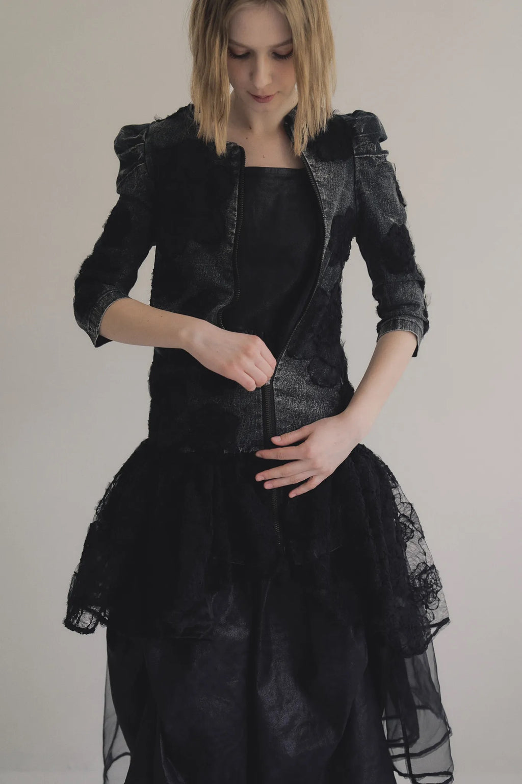 手作多層次蕾絲外罩洋裝，日本蕾絲層疊手工製作，展現多變精緻工藝層次。