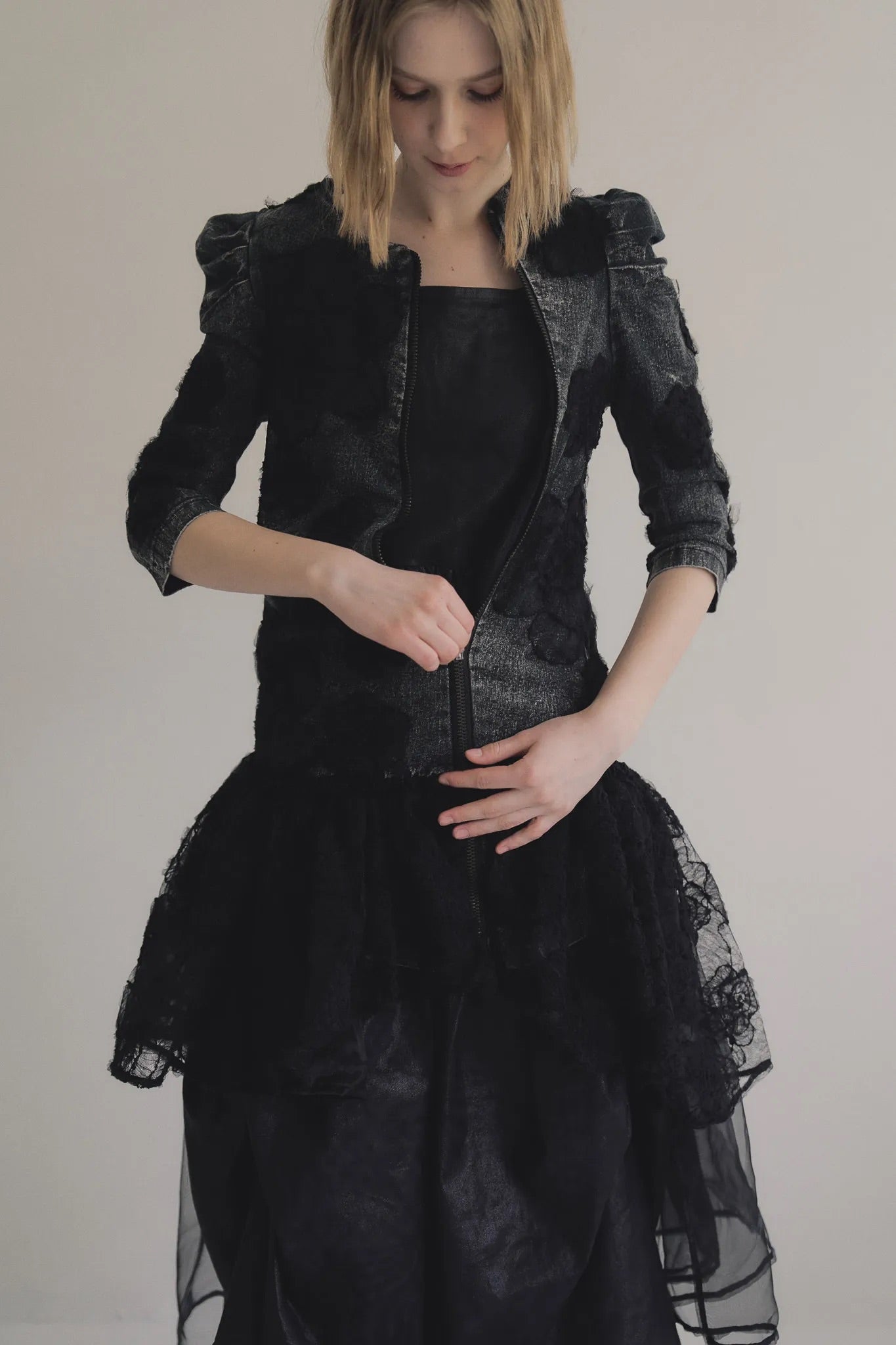 手作多層次蕾絲外罩洋裝，日本蕾絲層疊手工製作，展現多變精緻工藝層次。