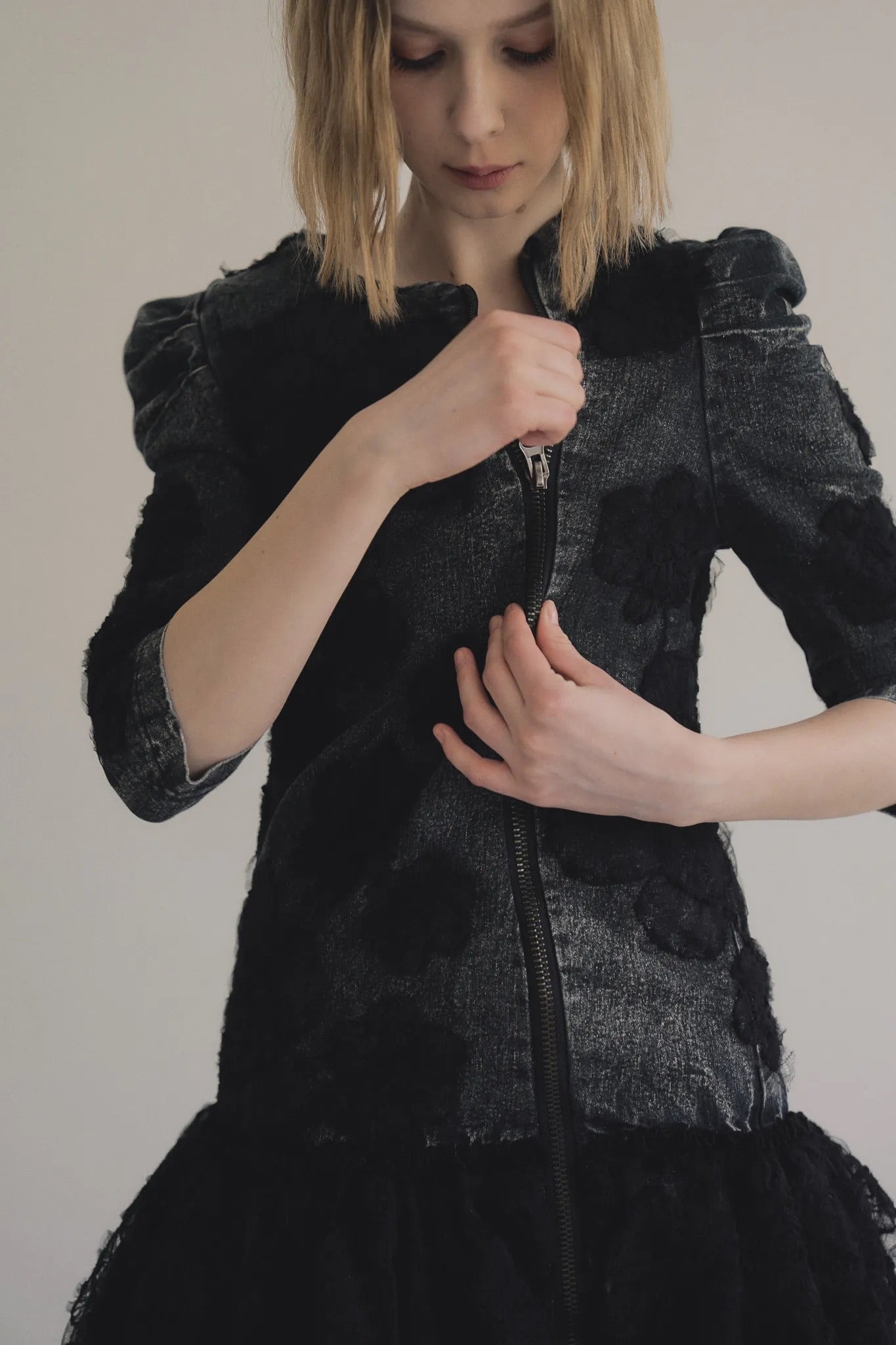 手作多層次蕾絲外罩洋裝，日本蕾絲層疊手工製作，展現多變精緻工藝層次。