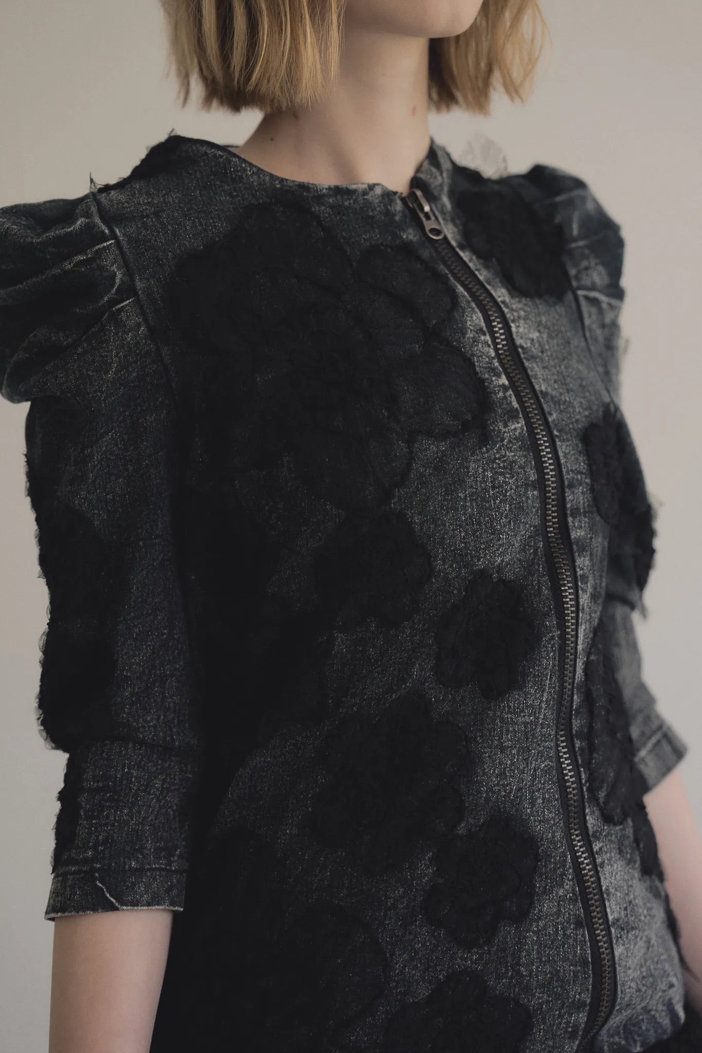 手作多層次蕾絲外罩洋裝，日本蕾絲層疊手工製作，展現多變精緻工藝層次。