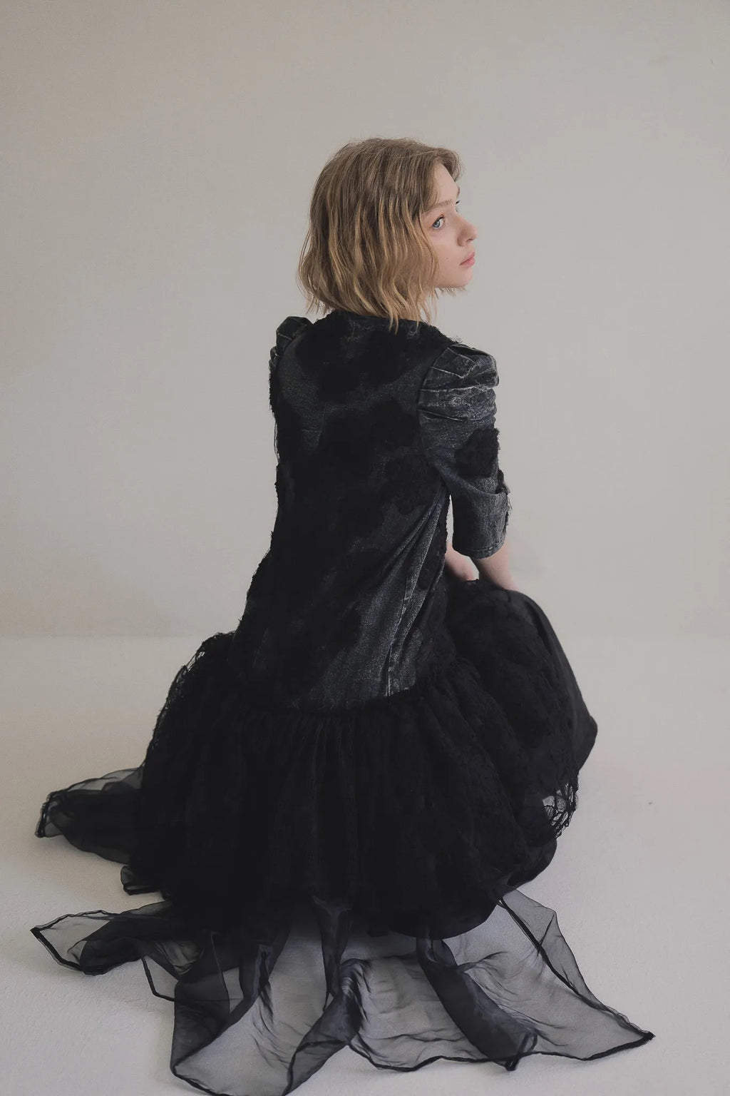 手作多層次蕾絲外罩洋裝，日本蕾絲層疊手工製作，展現多變精緻工藝層次。