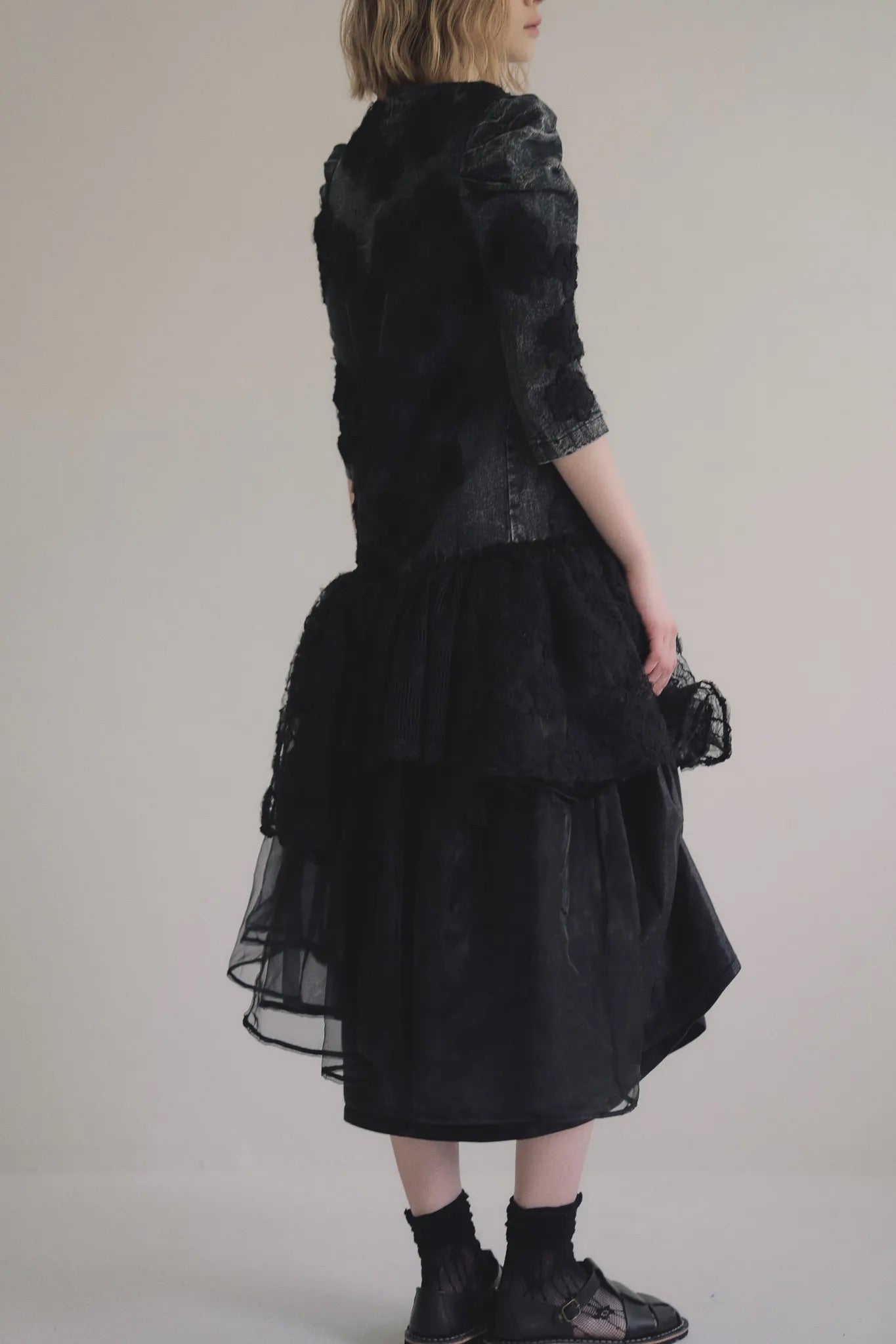 手作多層次蕾絲外罩洋裝，日本蕾絲層疊手工製作，展現多變精緻工藝層次。