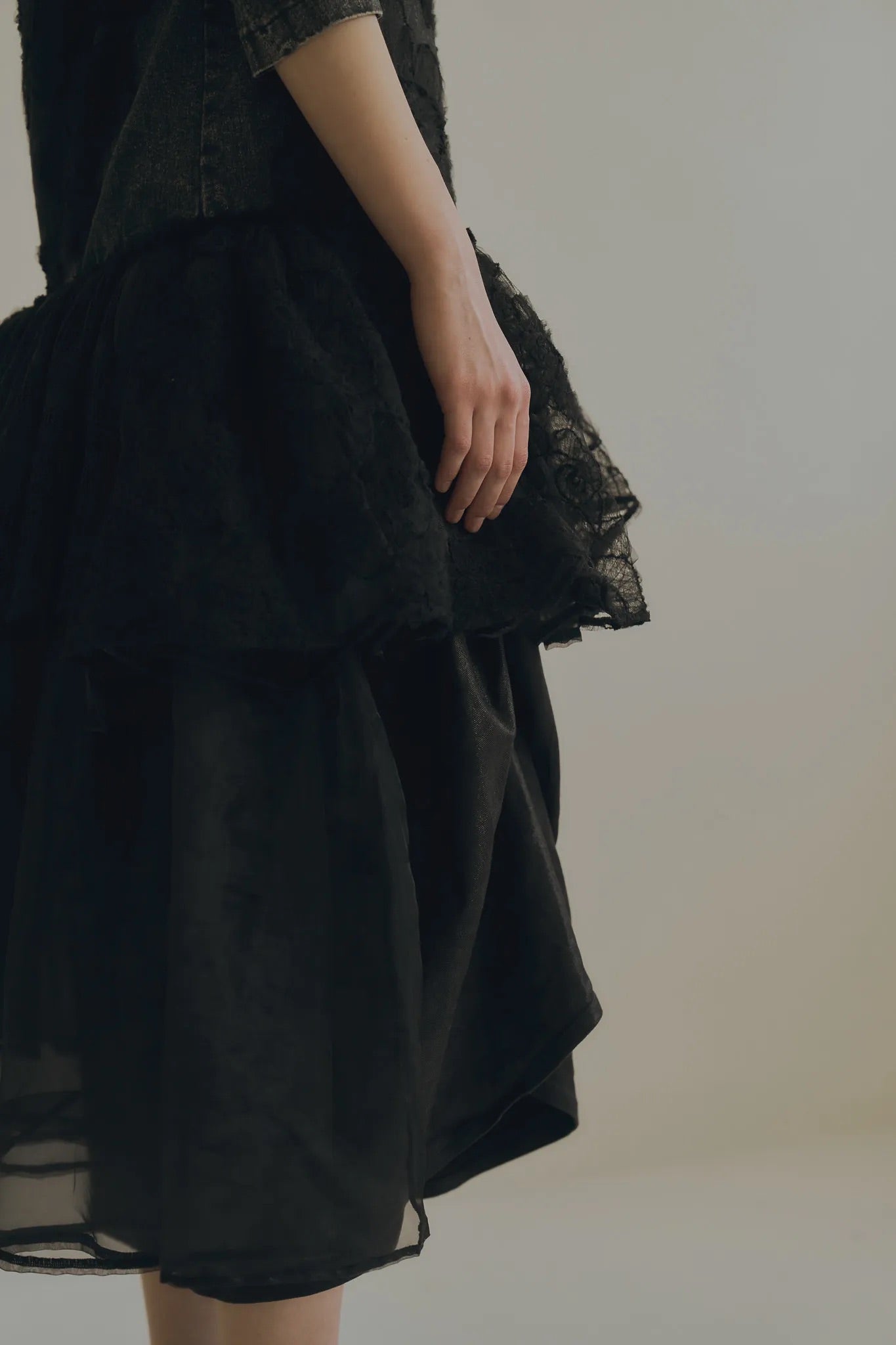 手作多層次蕾絲外罩洋裝，日本蕾絲層疊手工製作，展現多變精緻工藝層次。