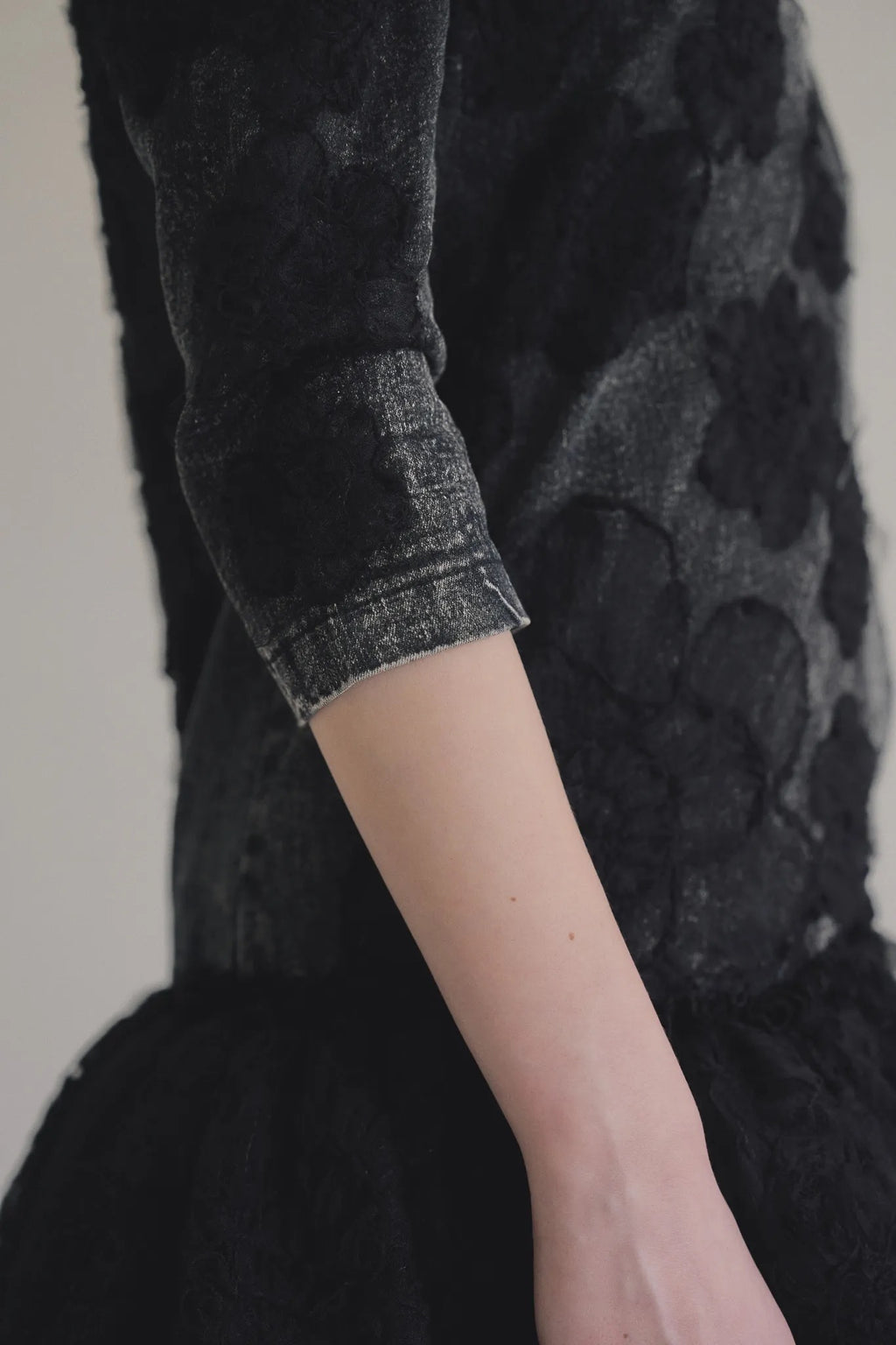 手作多層次蕾絲外罩洋裝，日本蕾絲層疊手工製作，展現多變精緻工藝層次。