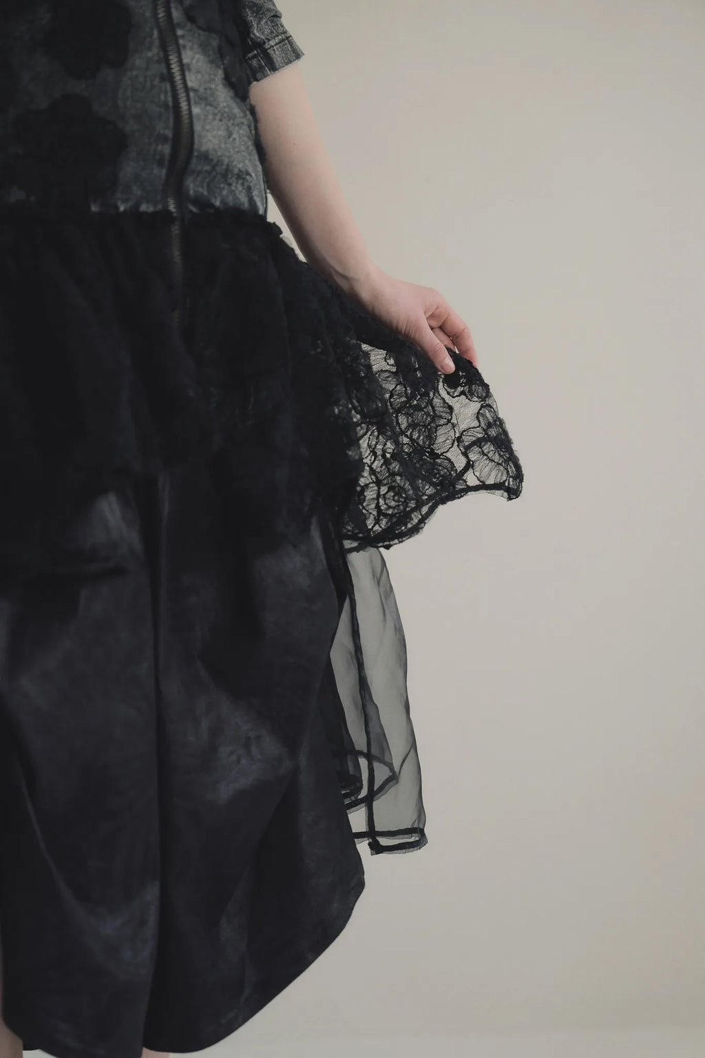 手作多層次蕾絲外罩洋裝，日本蕾絲層疊手工製作，展現多變精緻工藝層次。