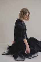 手作多層次蕾絲外罩洋裝，日本蕾絲層疊手工製作，展現多變精緻工藝層次。