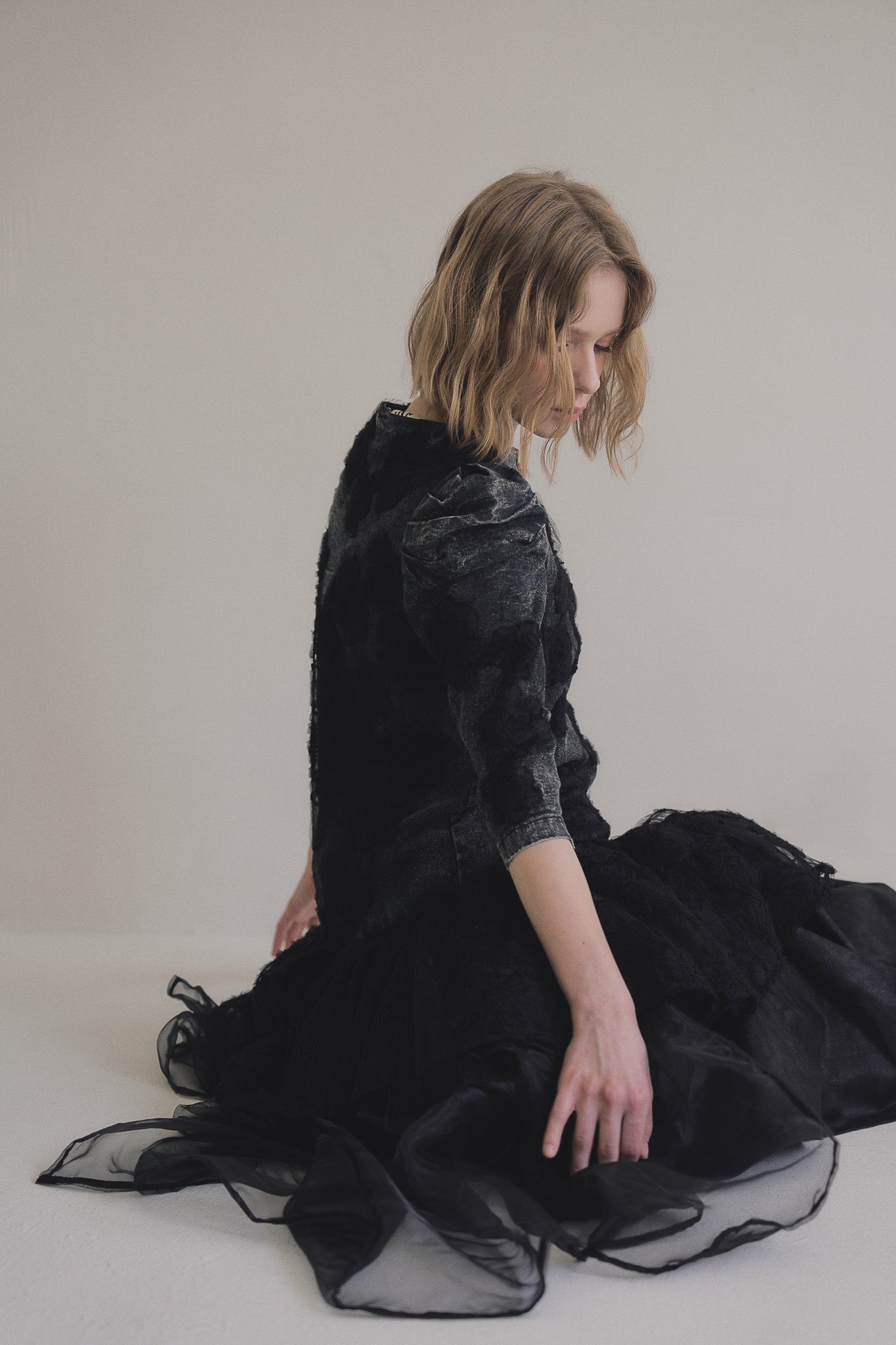 手作多層次蕾絲外罩洋裝，日本蕾絲層疊手工製作，展現多變精緻工藝層次。