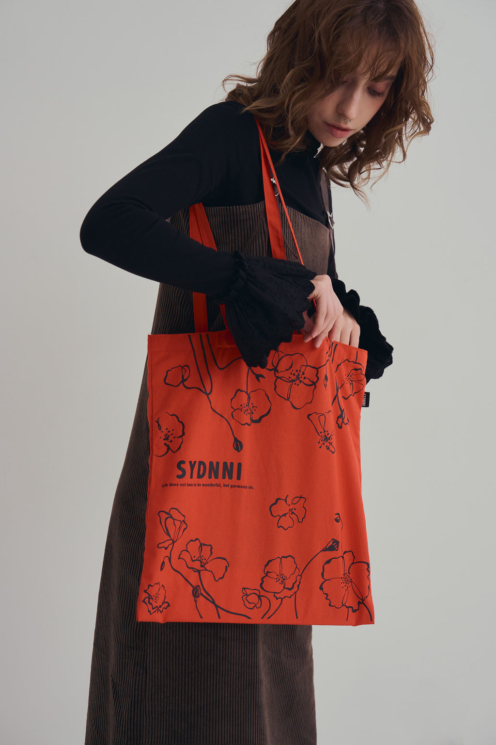 聯名手作罌粟花托特包，全棉柔軟布料搭配滿版絲印花卉與織帶標細節的日常手提袋。