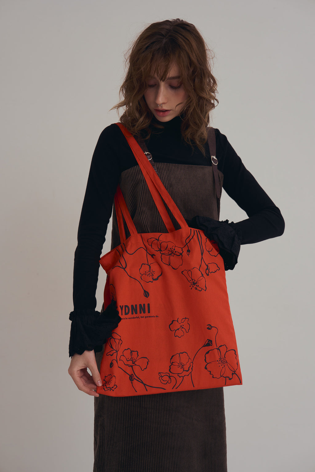 聯名手作罌粟花托特包，全棉柔軟布料搭配滿版絲印花卉與織帶標細節的日常手提袋。