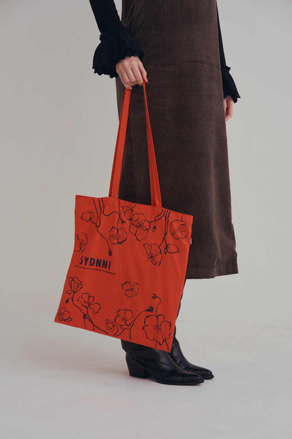 聯名手作罌粟花托特包，全棉柔軟布料搭配滿版絲印花卉與織帶標細節的日常手提袋。