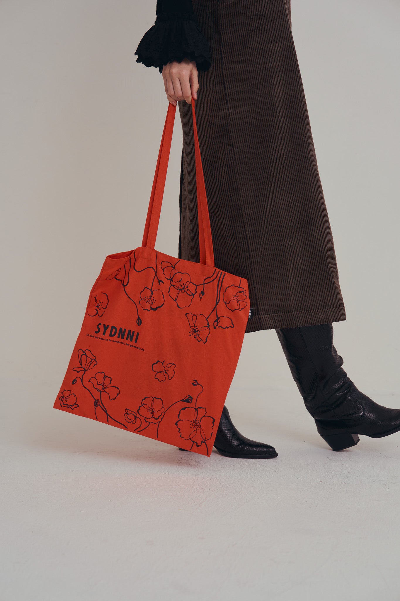 聯名手作罌粟花托特包，全棉柔軟布料搭配滿版絲印花卉與織帶標細節的日常手提袋。