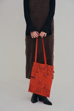 聯名手作罌粟花托特包，全棉柔軟布料搭配滿版絲印花卉與織帶標細節的日常手提袋。