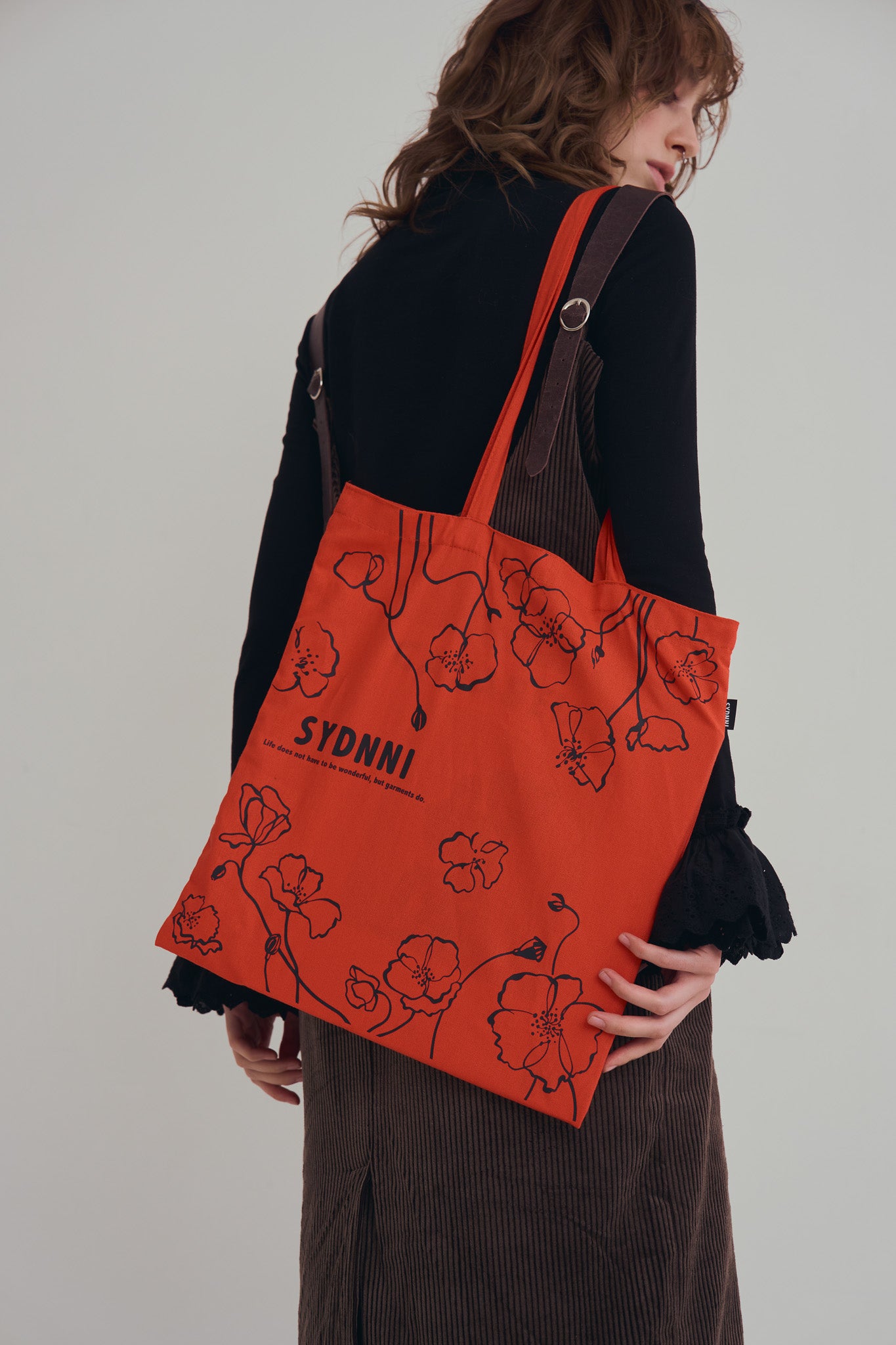 聯名手作罌粟花托特包，全棉柔軟布料搭配滿版絲印花卉與織帶標細節的日常手提袋。