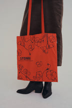 聯名手作罌粟花托特包，全棉柔軟布料搭配滿版絲印花卉與織帶標細節的日常手提袋。