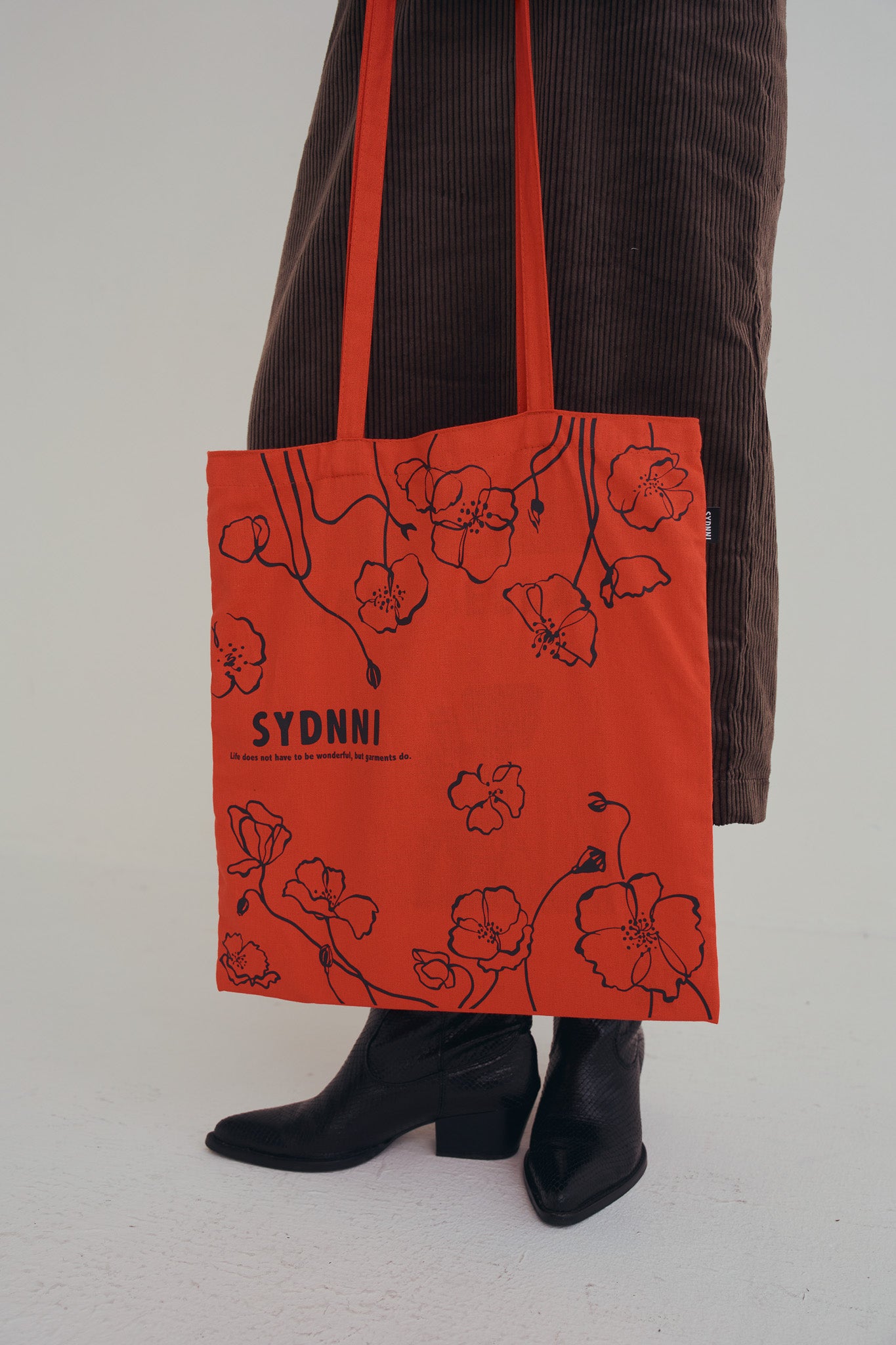 聯名手作罌粟花托特包，全棉柔軟布料搭配滿版絲印花卉與織帶標細節的日常手提袋。