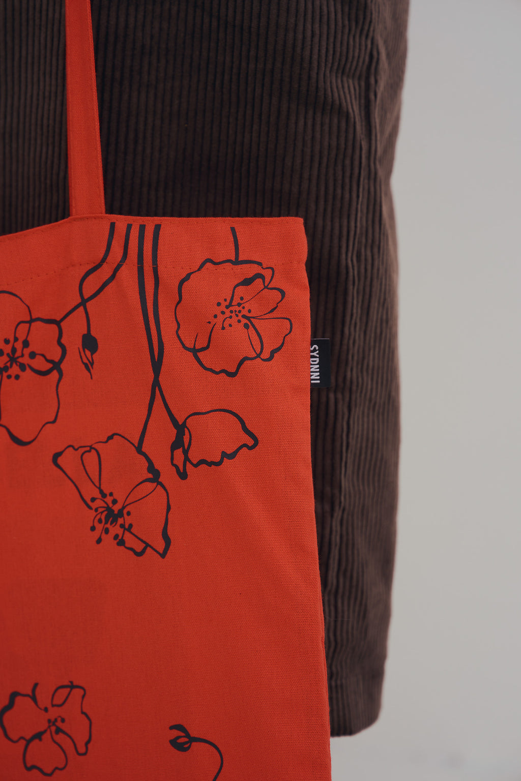 聯名手作罌粟花托特包，全棉柔軟布料搭配滿版絲印花卉與織帶標細節的日常手提袋。