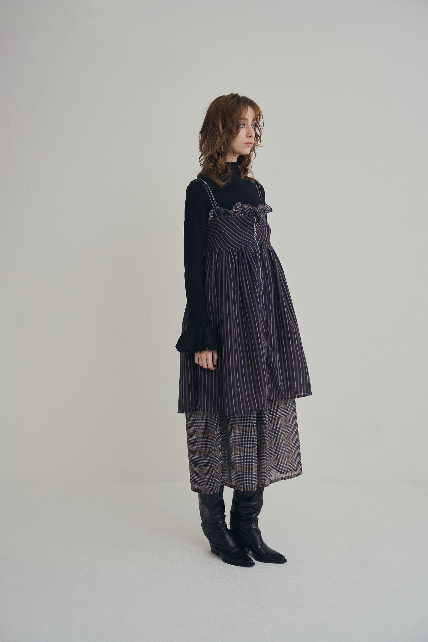 日本銀絲直條洋裝，100%日本棉搭配內裏與前胸雙拉鍊、兩側口袋的俐落條紋連身裙。