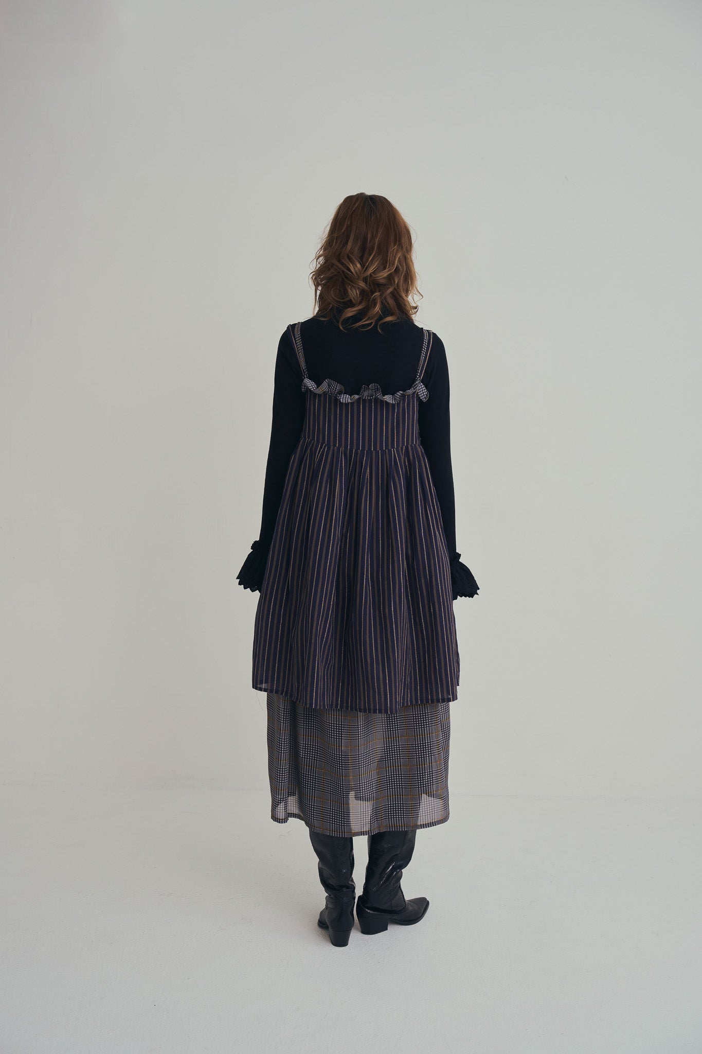 日本銀絲直條洋裝，100%日本棉搭配內裏與前胸雙拉鍊、兩側口袋的俐落條紋連身裙。