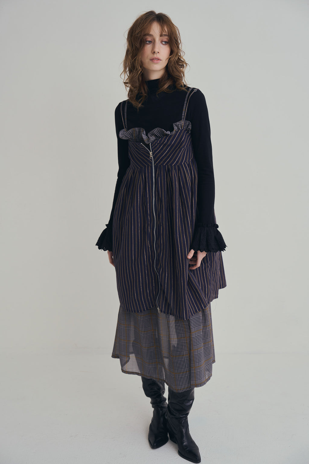 日本銀絲直條洋裝，100%日本棉搭配內裏與前胸雙拉鍊、兩側口袋的俐落條紋連身裙。