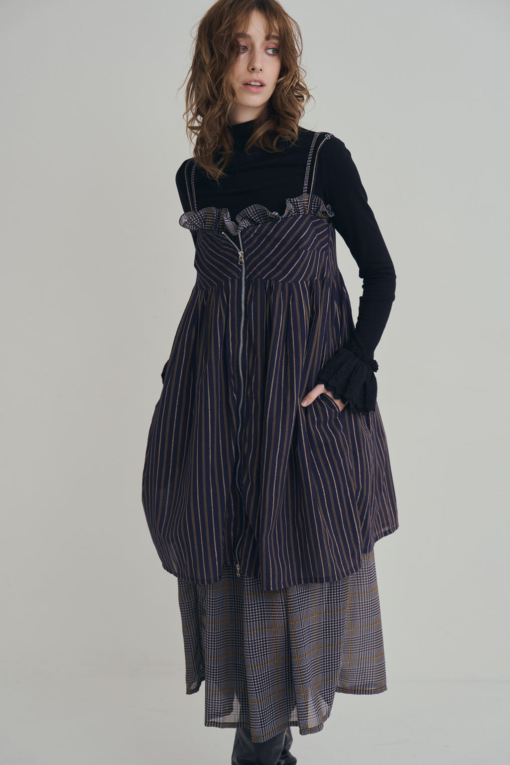 日本銀絲直條洋裝，100%日本棉搭配內裏與前胸雙拉鍊、兩側口袋的俐落條紋連身裙。