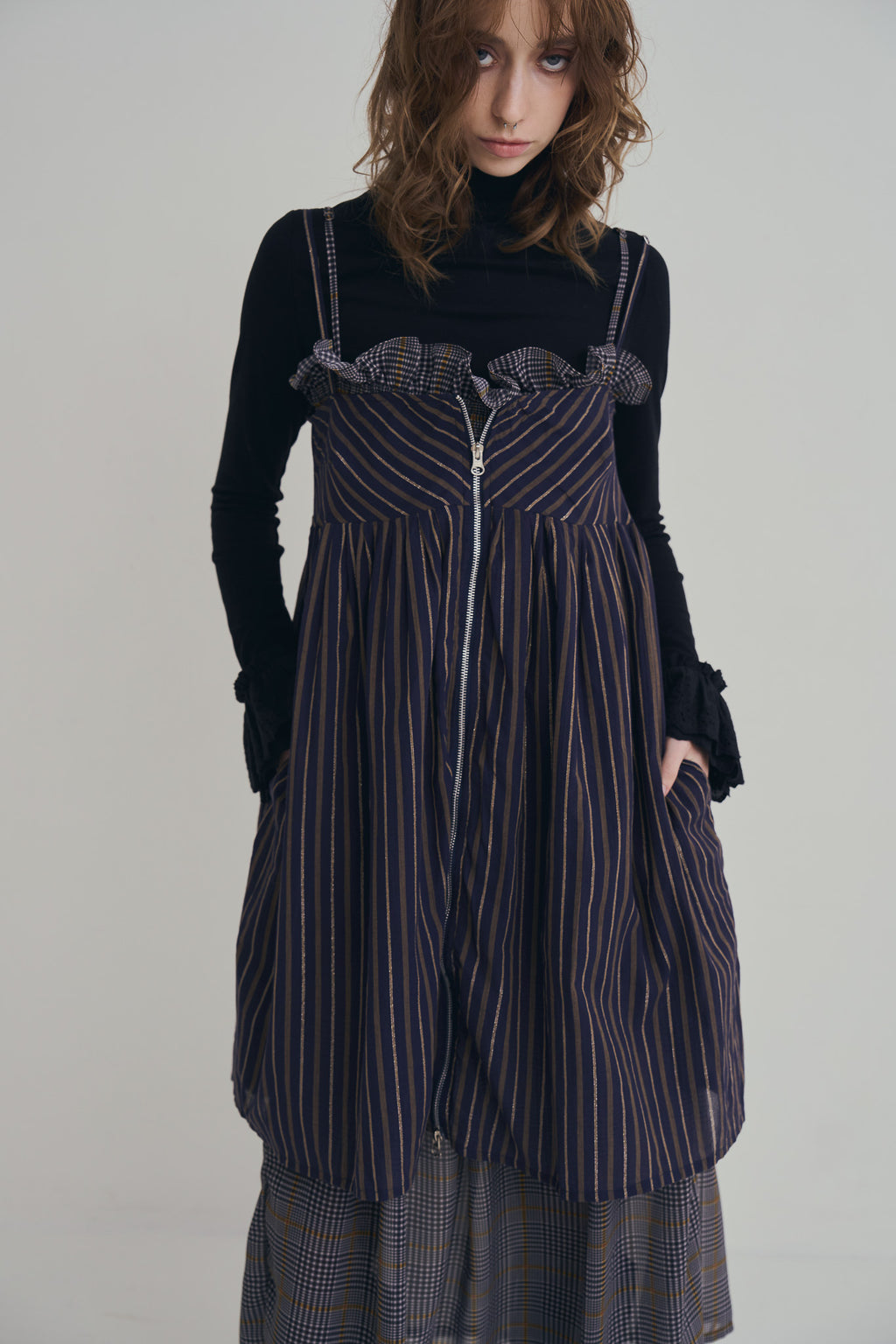 日本銀絲直條洋裝，100%日本棉搭配內裏與前胸雙拉鍊、兩側口袋的俐落條紋連身裙。