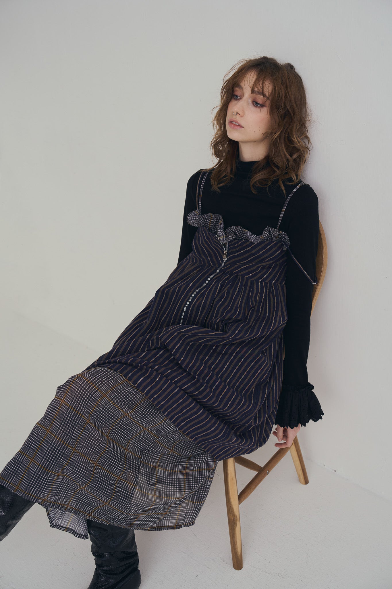 日本銀絲直條洋裝，100%日本棉搭配內裏與前胸雙拉鍊、兩側口袋的俐落條紋連身裙。