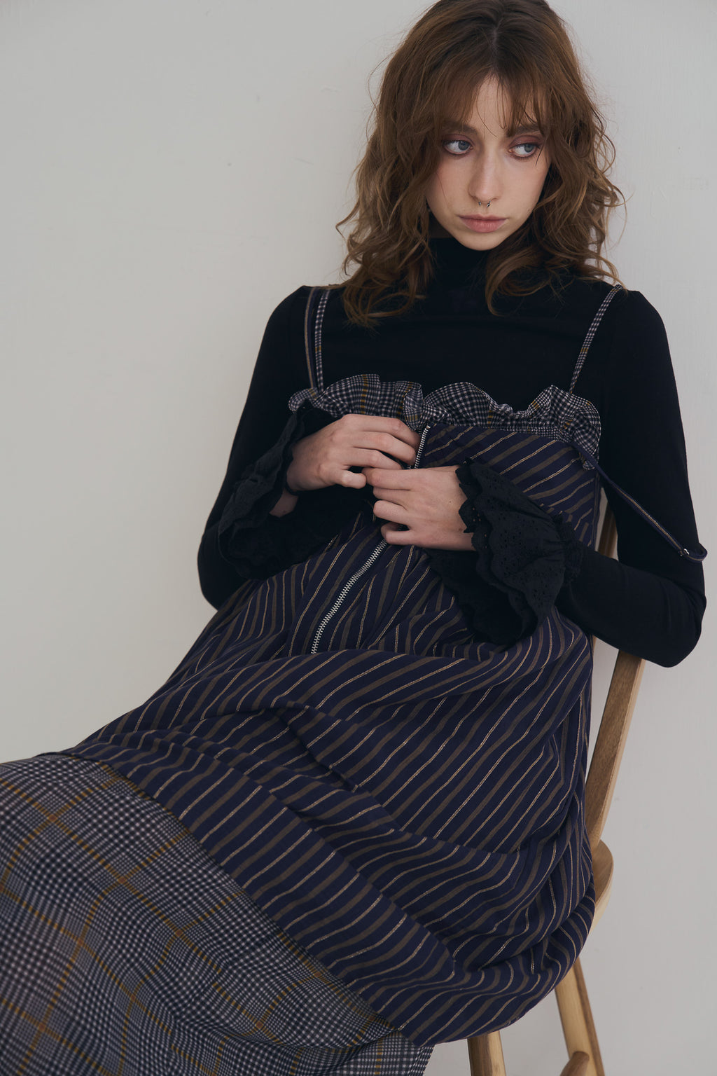 日本銀絲直條洋裝，100%日本棉搭配內裏與前胸雙拉鍊、兩側口袋的俐落條紋連身裙。