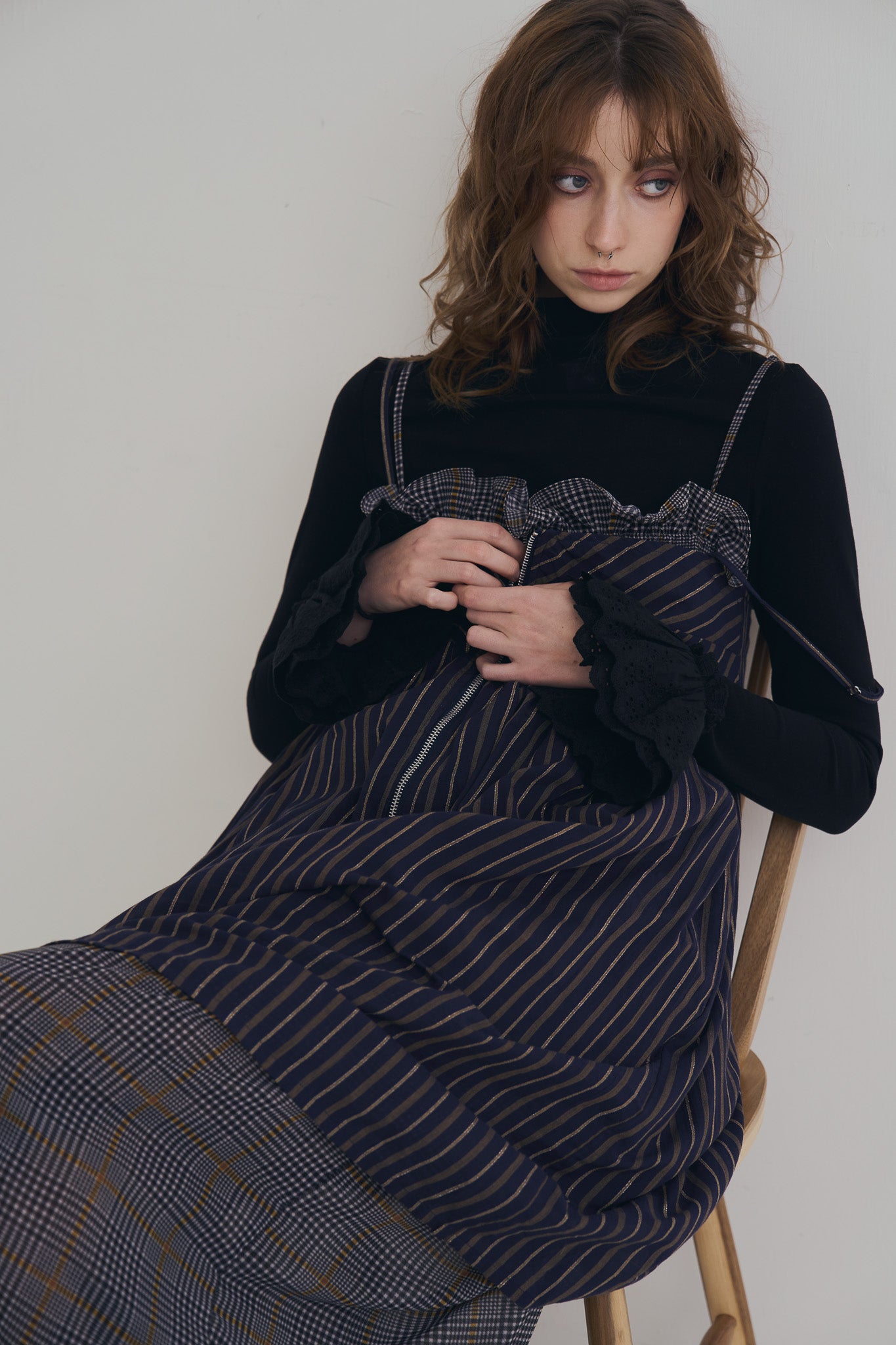 日本銀絲直條洋裝，100%日本棉搭配內裏與前胸雙拉鍊、兩側口袋的俐落條紋連身裙。