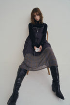 日本銀絲直條洋裝，100%日本棉搭配內裏與前胸雙拉鍊、兩側口袋的俐落條紋連身裙。