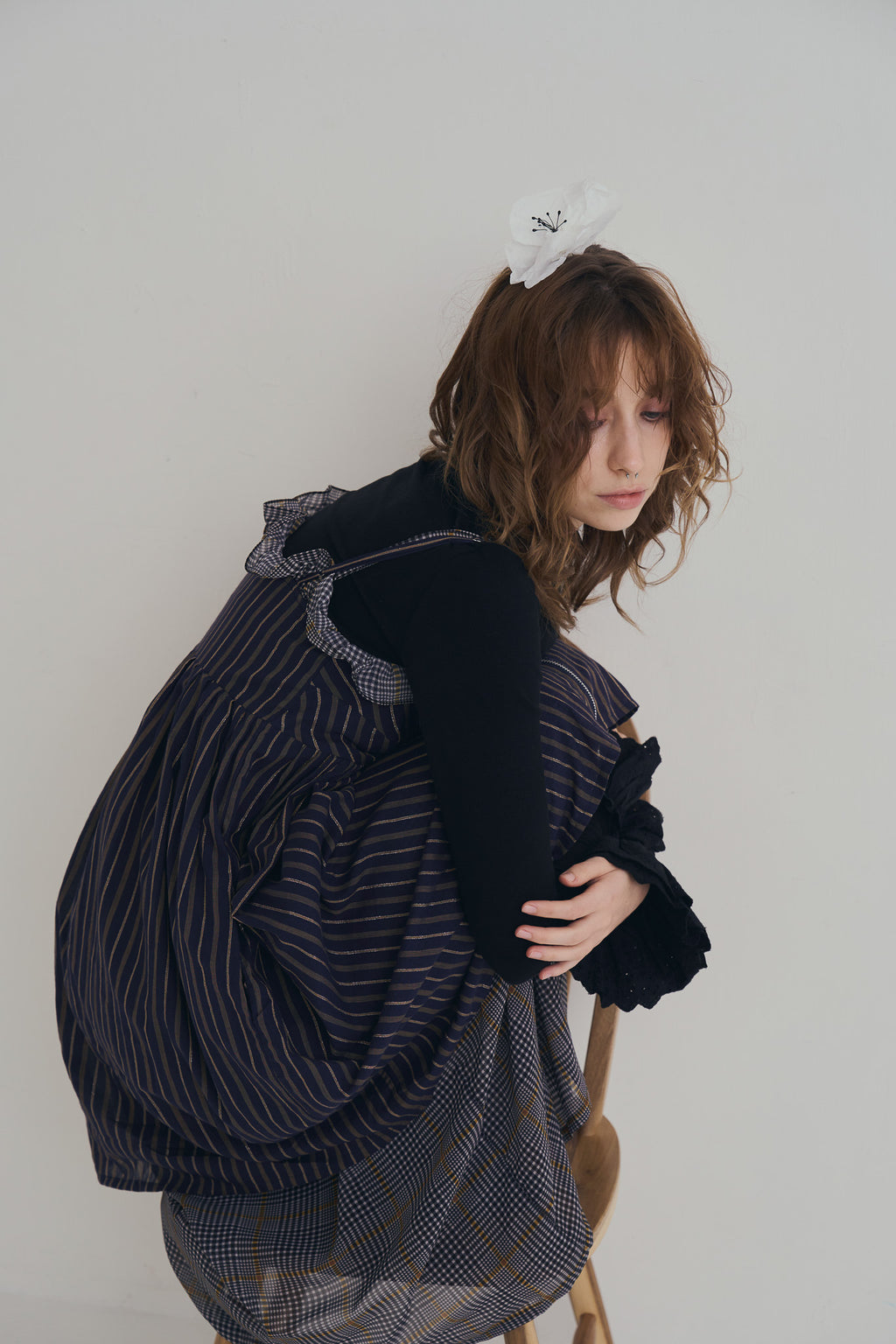 日本銀絲直條洋裝，100%日本棉搭配內裏與前胸雙拉鍊、兩側口袋的俐落條紋連身裙。