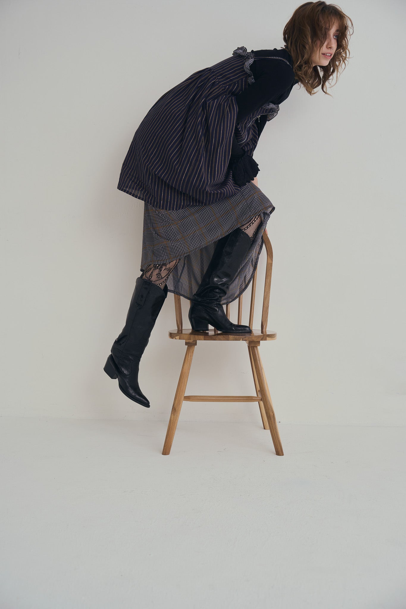 日本銀絲直條洋裝，100%日本棉搭配內裏與前胸雙拉鍊、兩側口袋的俐落條紋連身裙。