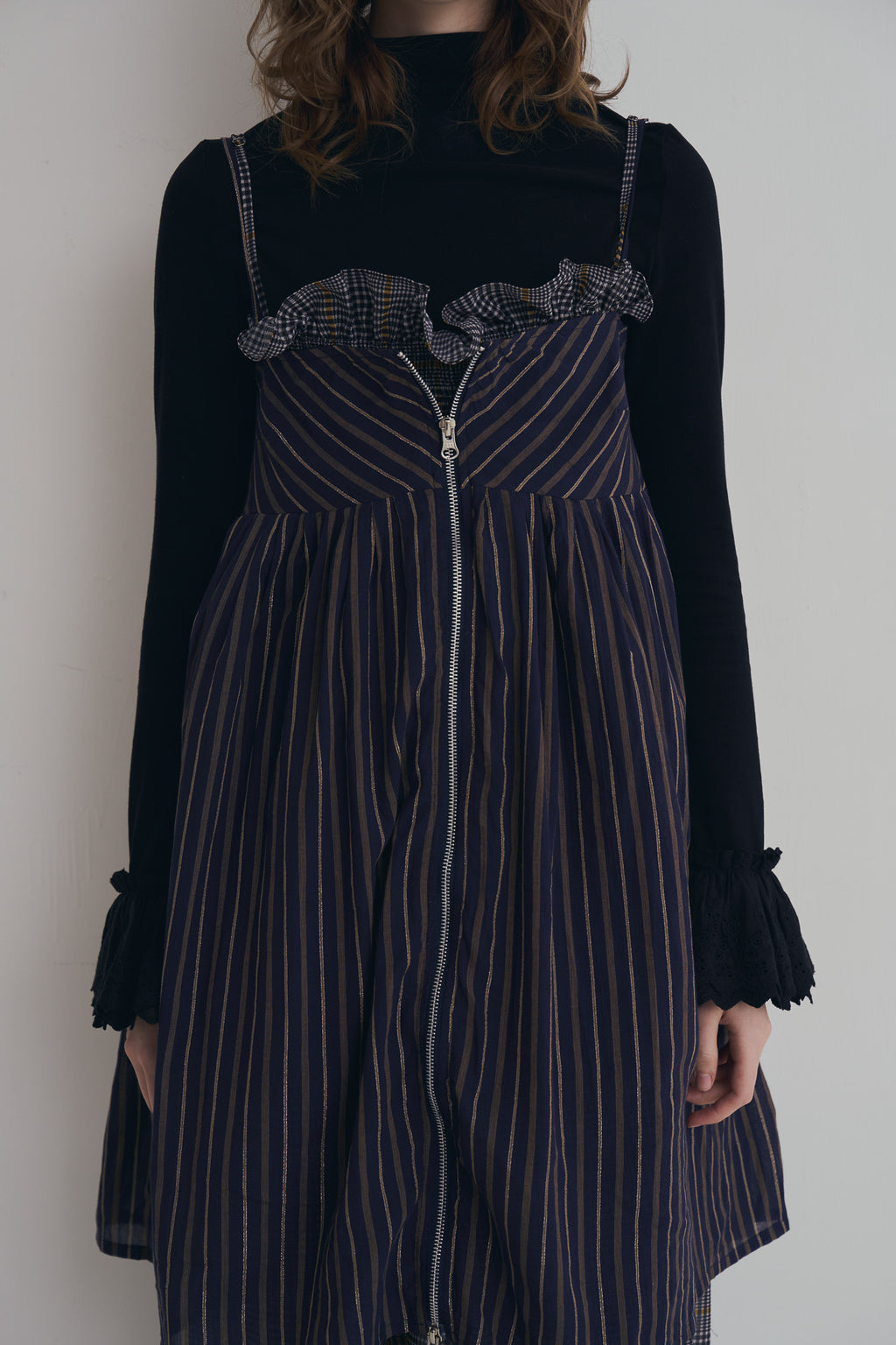 日本銀絲直條洋裝，100%日本棉搭配內裏與前胸雙拉鍊、兩側口袋的俐落條紋連身裙。