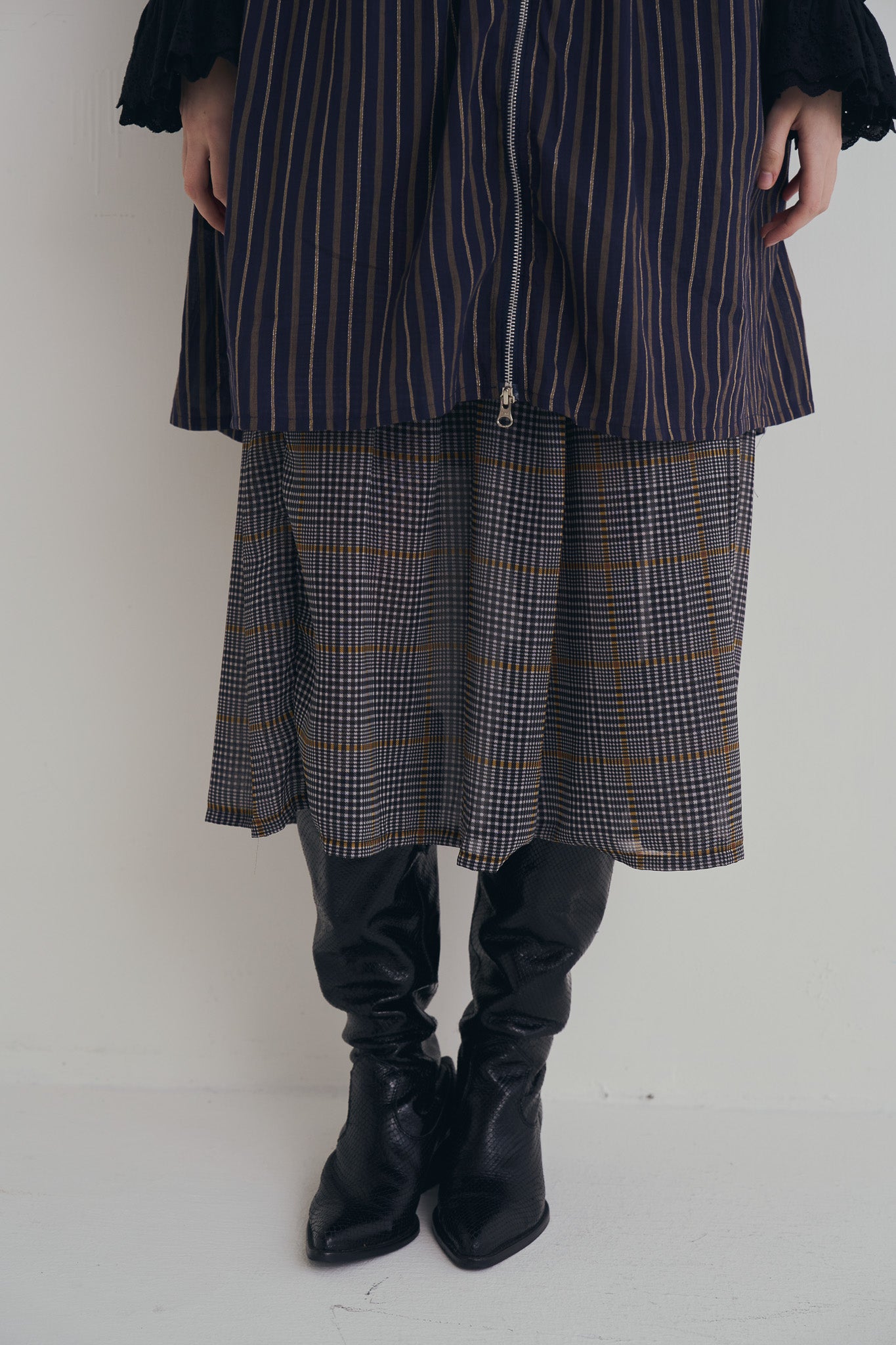 日本銀絲直條洋裝，100%日本棉搭配內裏與前胸雙拉鍊、兩側口袋的俐落條紋連身裙。