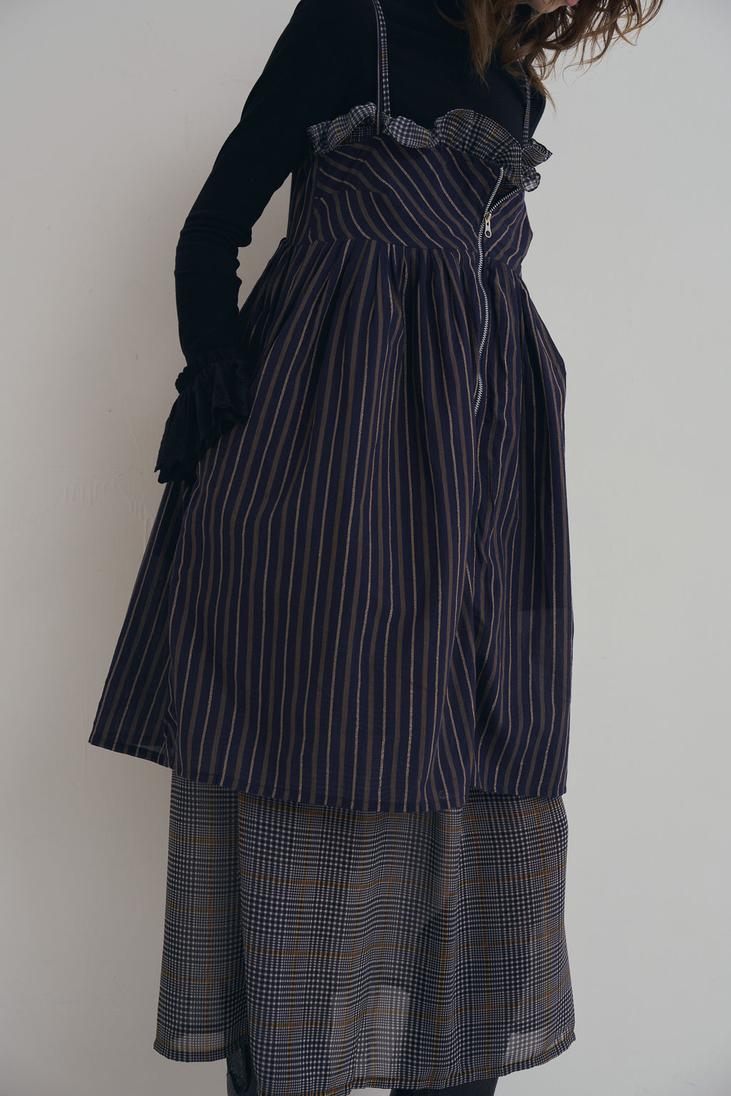 日本銀絲直條洋裝，100%日本棉搭配內裏與前胸雙拉鍊、兩側口袋的俐落條紋連身裙。