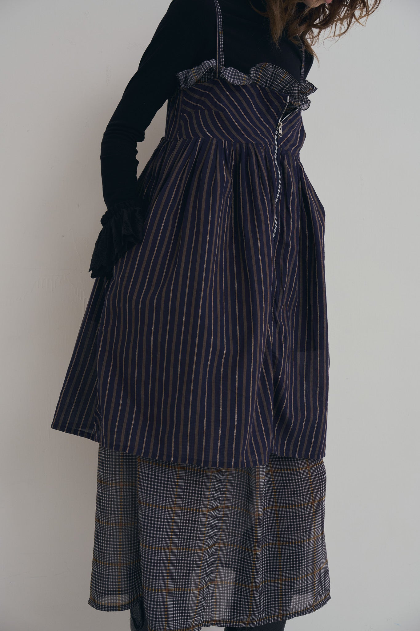 日本銀絲直條洋裝，100%日本棉搭配內裏與前胸雙拉鍊、兩側口袋的俐落條紋連身裙。