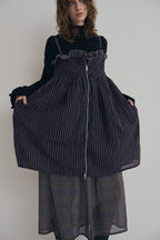 日本銀絲直條洋裝，100%日本棉搭配內裏與前胸雙拉鍊、兩側口袋的俐落條紋連身裙。