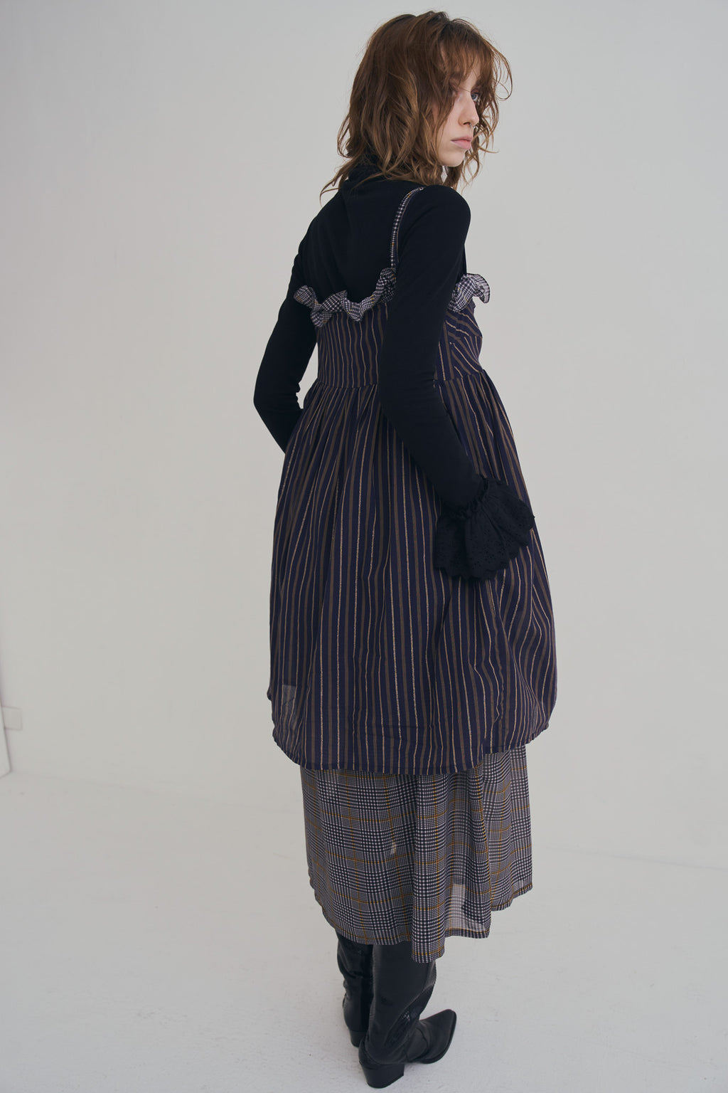 日本銀絲直條洋裝，100%日本棉搭配內裏與前胸雙拉鍊、兩側口袋的俐落條紋連身裙。