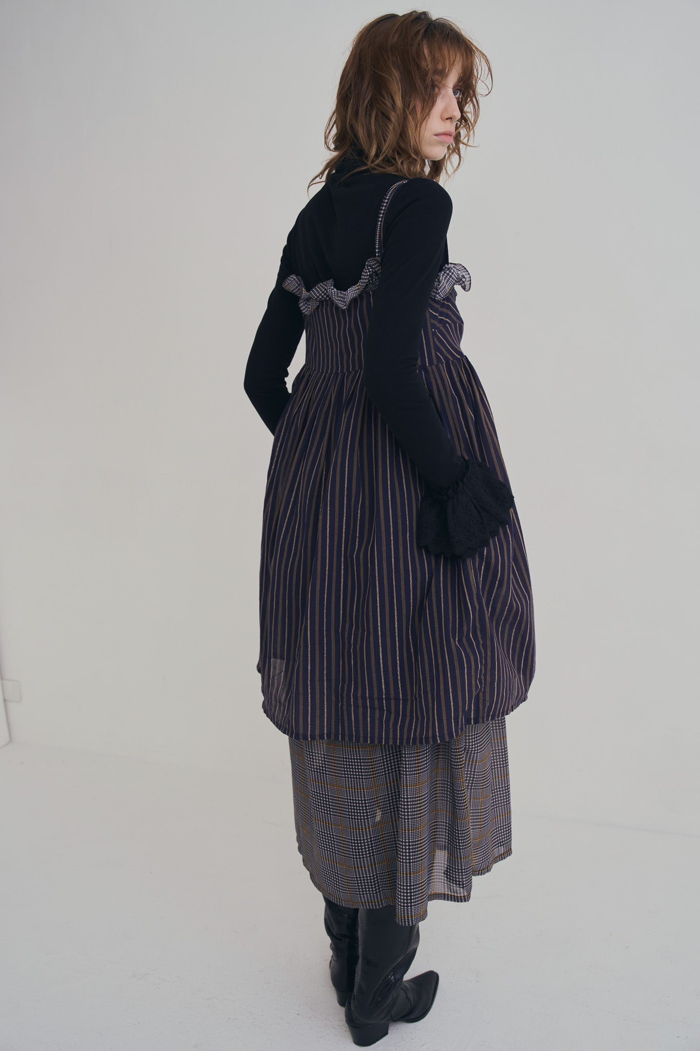 日本銀絲直條洋裝，100%日本棉搭配內裏與前胸雙拉鍊、兩側口袋的俐落條紋連身裙。