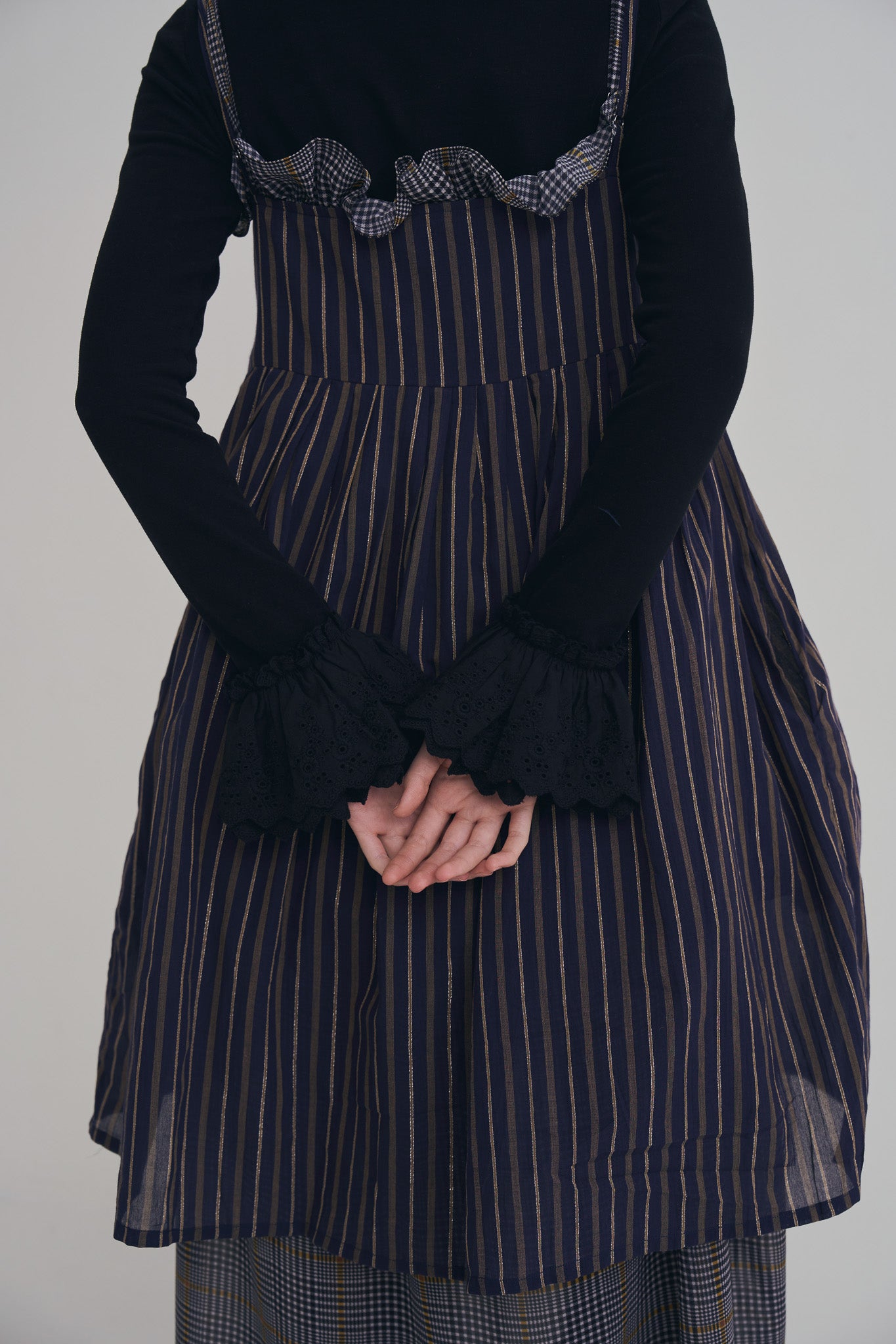 日本銀絲直條洋裝，100%日本棉搭配內裏與前胸雙拉鍊、兩側口袋的俐落條紋連身裙。