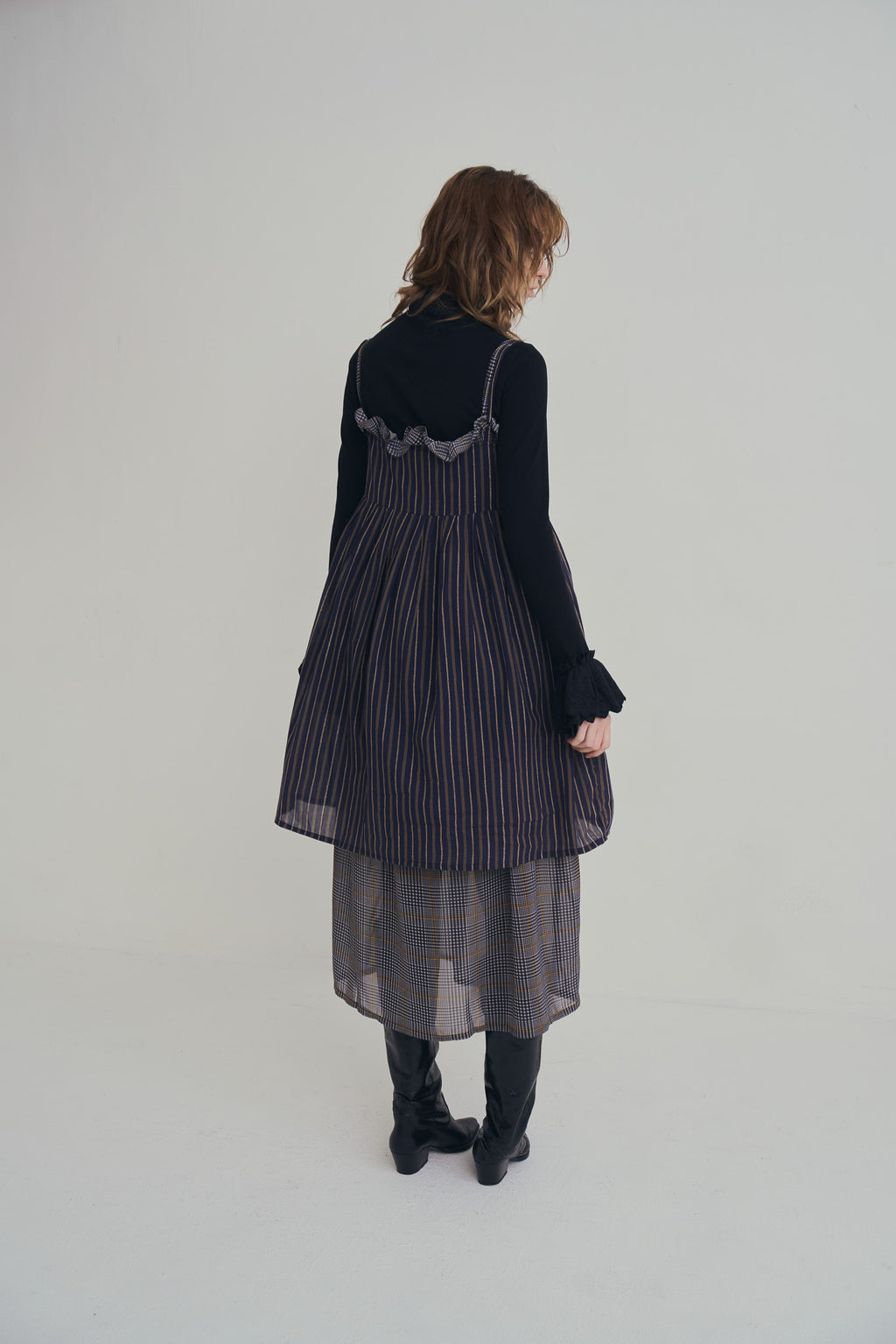 日本銀絲直條洋裝，100%日本棉搭配內裏與前胸雙拉鍊、兩側口袋的俐落條紋連身裙。