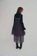 日本銀絲直條洋裝，100%日本棉搭配內裏與前胸雙拉鍊、兩側口袋的俐落條紋連身裙。